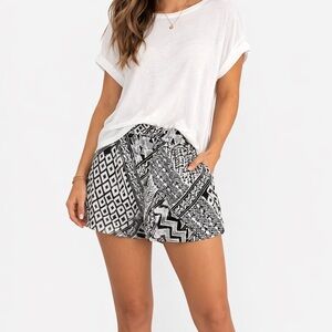 BCBGMaxAzria Cullen Geometric Print Shorts Size M Boho Tribal black & white
